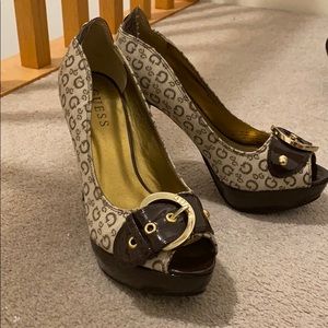 Guess logo pumps